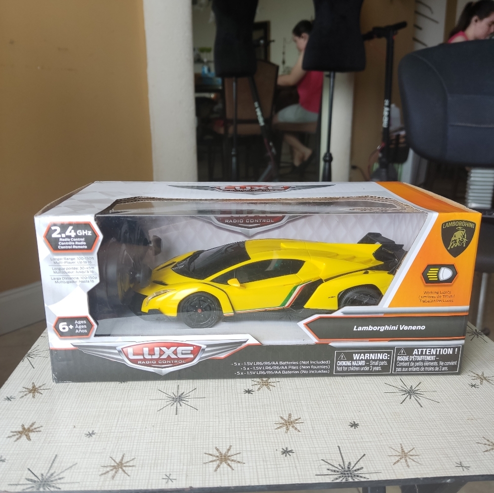 Lamborghini Veneno Yellow Luxe Radio Control RC Car New Sealed